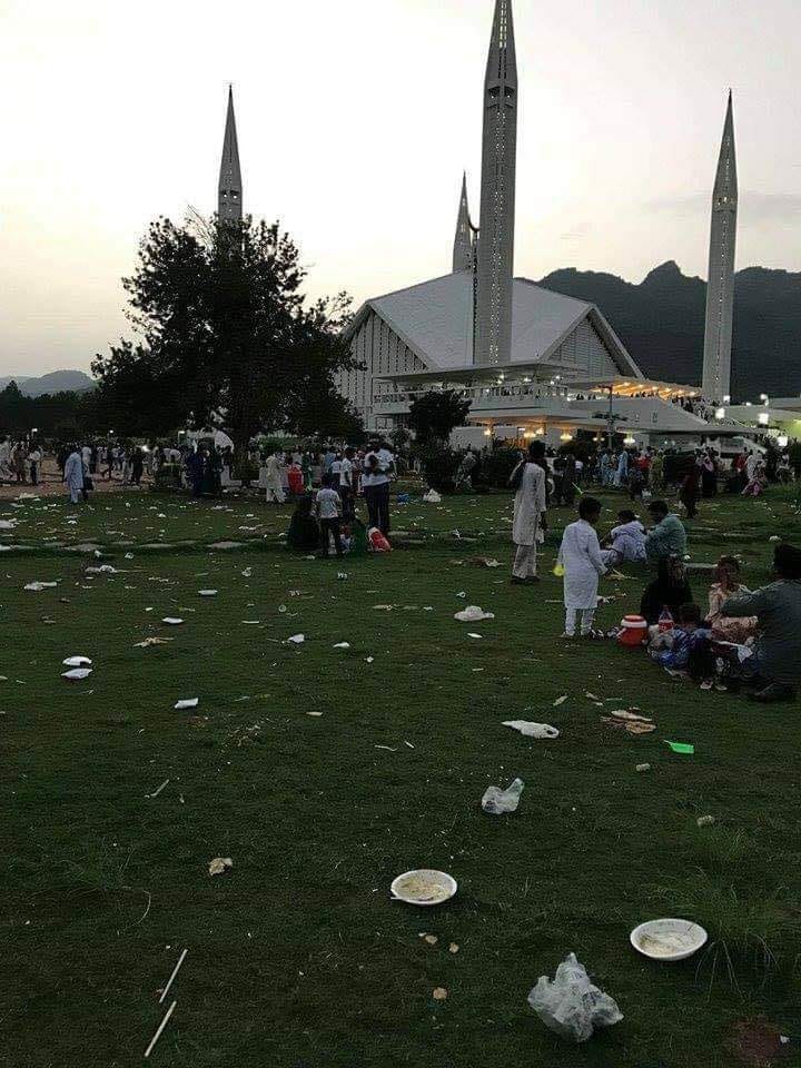 Litter on the lawns of Faisal Mosque